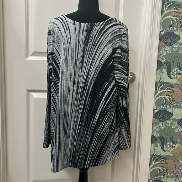 Gently worn B.L. E. U. knit Tunic 1X - Picture 5 of 6